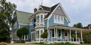 Challenges and Solutions in Restoring Historical Windows for Older Homes