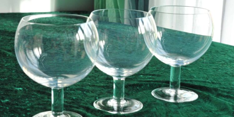 How a Tiffany Glasses Set of 2 Brings Elegance to Everyday Dining