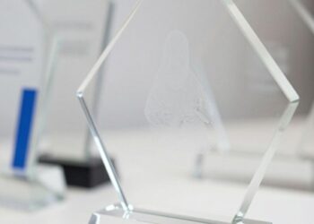 How Glass Awards Add Elegance to Corporate Recognition Programs
