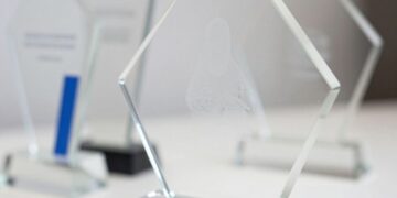 How Glass Awards Add Elegance to Corporate Recognition Programs