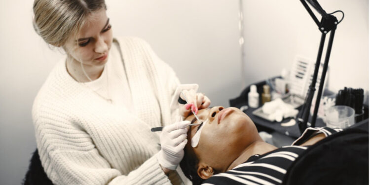 Build a Future in Lash Artistry