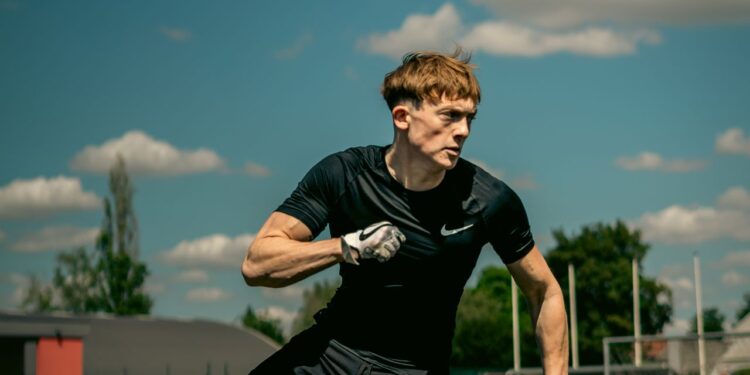 Move, Train, Perform: Custom Tracksuits for Soccer Enthusiasts